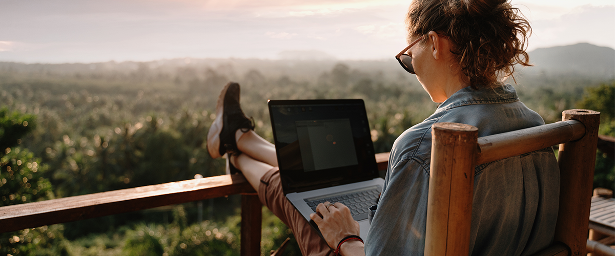 Mobiles Arbeiten im Ausland Rahmenbedingungen für den Job unter Palmen