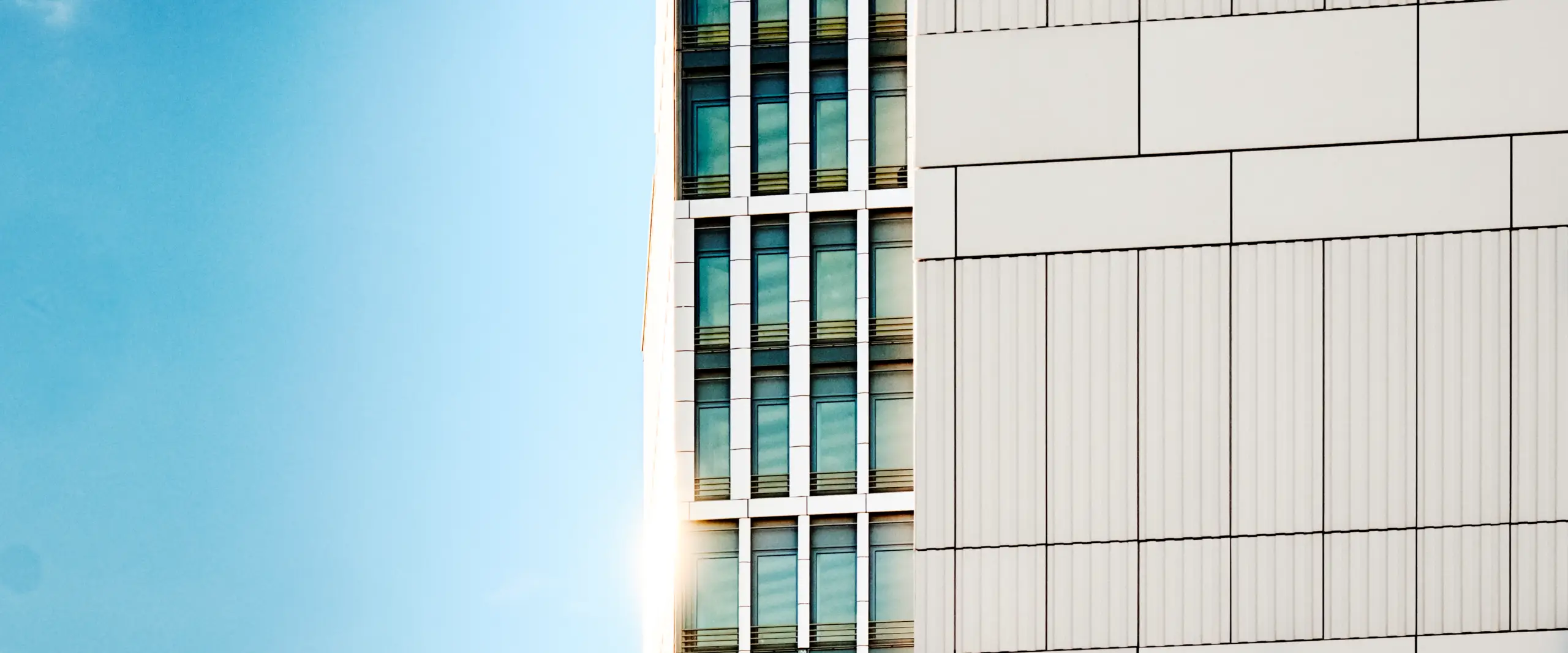Fassade mit Himmel Büroimmobilie Überseeallee 10