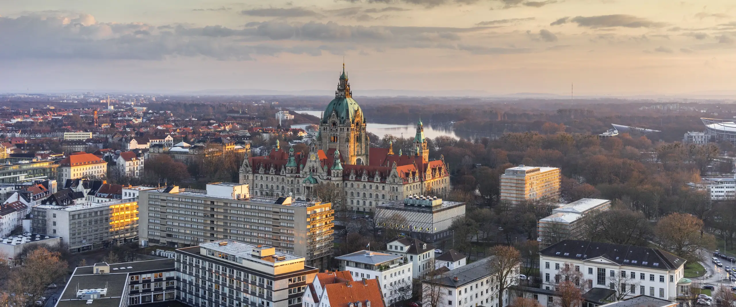 Skyline Büromarkt Hannover mit Rathaus am frühen Abend